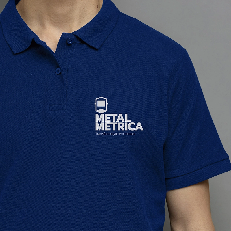 Aplicação em modelo de camiseta polo