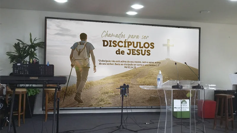 Foto do backdrop "Chamados para ser discípulos de Jesus" aplicado