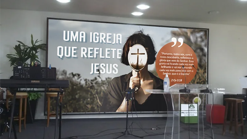 Foto do backdrop "Uma igreja que reflete Jesus" aplicado